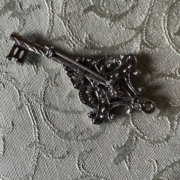 Vintage Key pendant or brooch pin silver tone with dark accented metal EVC - Picture 2 of 6